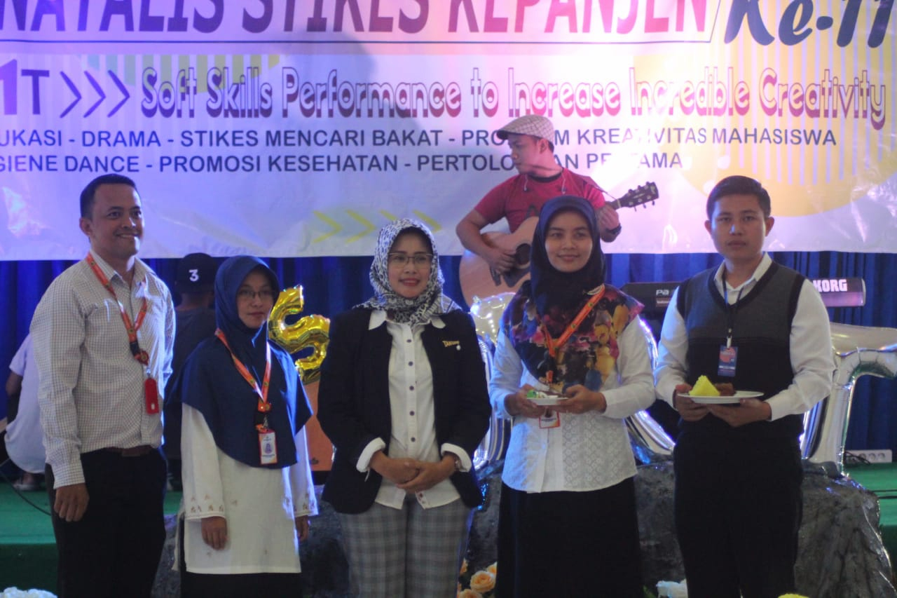 Pemotongan tumpeng dan kue tart yang diserahkan kepada Ketua BEM STIKes Kepanjen